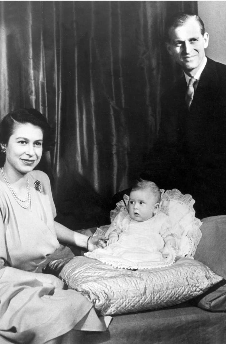 Im April 1949 präsentieren die glücklichen Eltern, Prinzessin Elizabeth und Prinz Philip, ihren ersten Sohn, den sechs Monate alten Prinz Charles, im Buckingham Palast in den Fotografen.