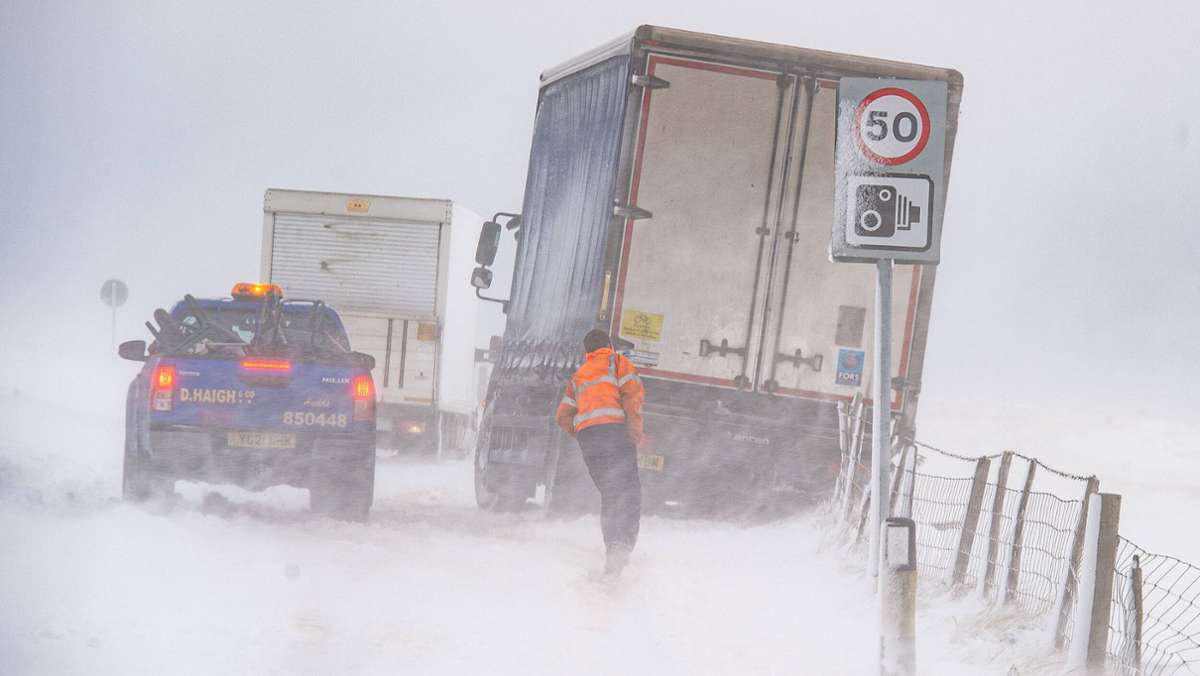  In Großbritannien hat ein Sturm mit Schneefall für Chaos gesorgt. Auf einer Autobahn steckten über 100 Lkw fest. Mehreren Zehntausend Haushalten waren ohne Strom. 