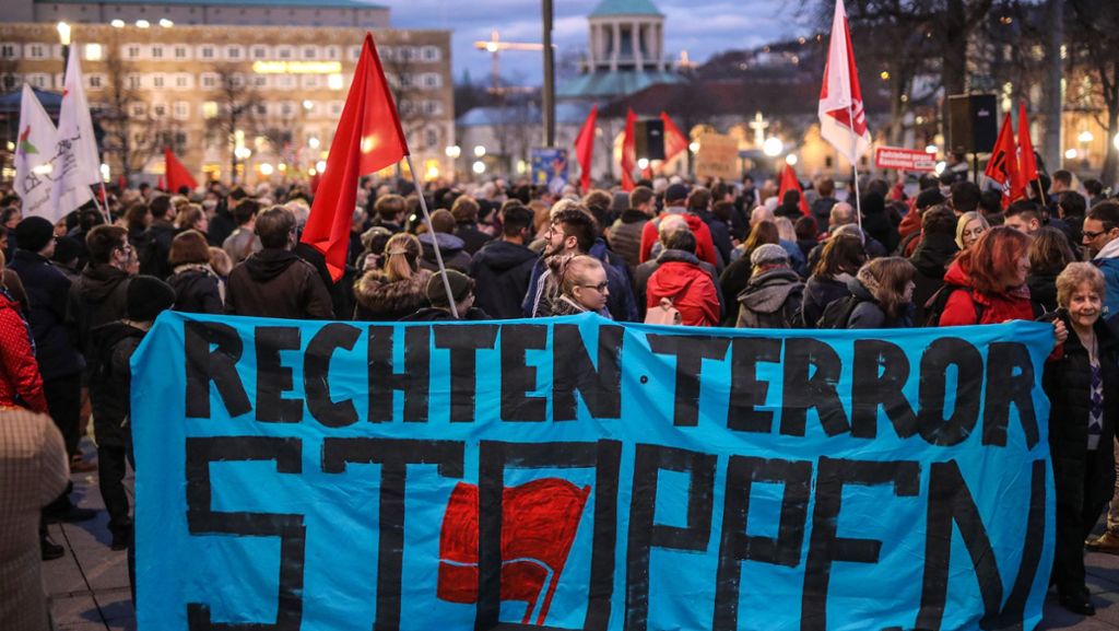 Kundgebung in Stuttgart nach Morden in Hanau: Hunderte demonstrieren gegen  rechten Terror