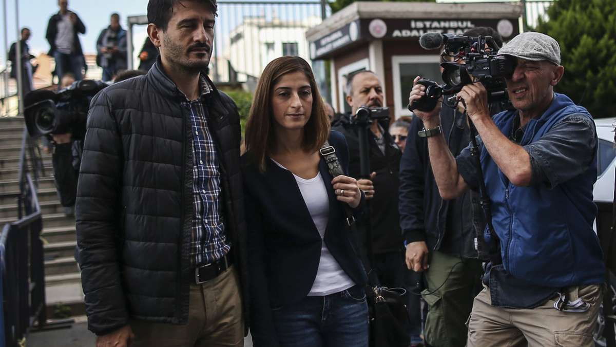  Seit mehr als viereinhalb Jahren verhandelte ein türkisches Gericht den Fall der deutschen Journalistin Mesale Tolu. Nun ist die Ulmerin freigesprochen worden. Die Kritik an der Justiz in der Türkei verstummt damit nicht. 