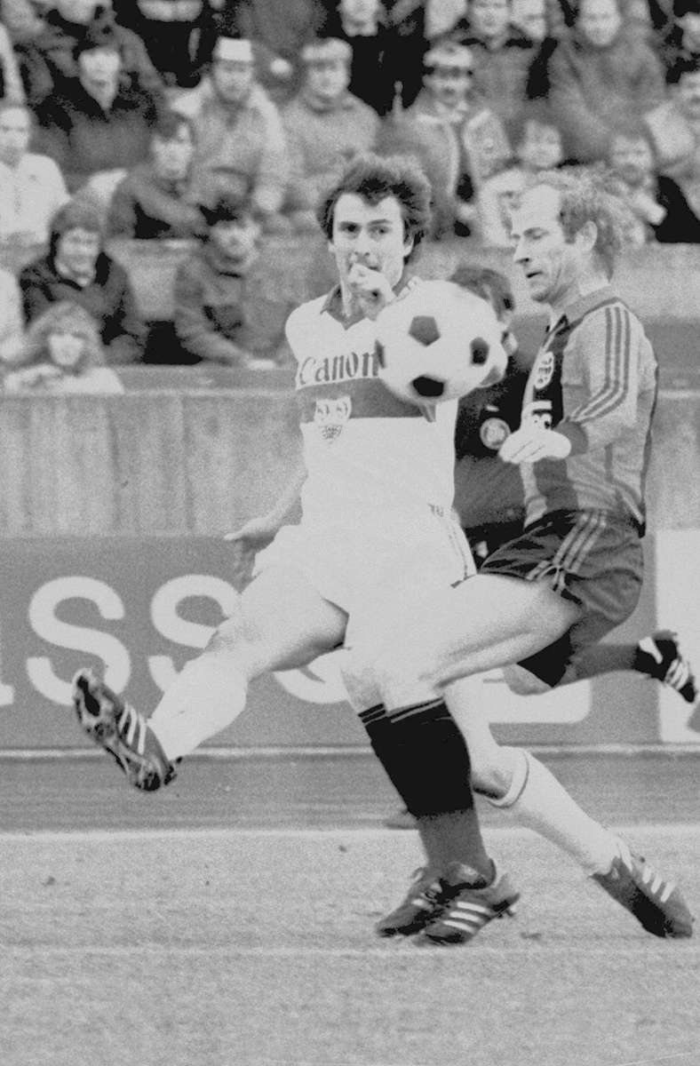 Dieter Müller (li.), hier im Duell mit Karl-Heinz „Charly“ Körbel, gelingt der Treffer zum 1:1.
