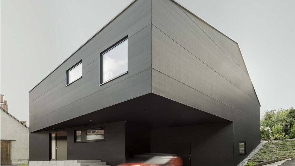 Wohnen in schönen Gebäuden: Architektenhaus mit schwarzer Stoffhaut