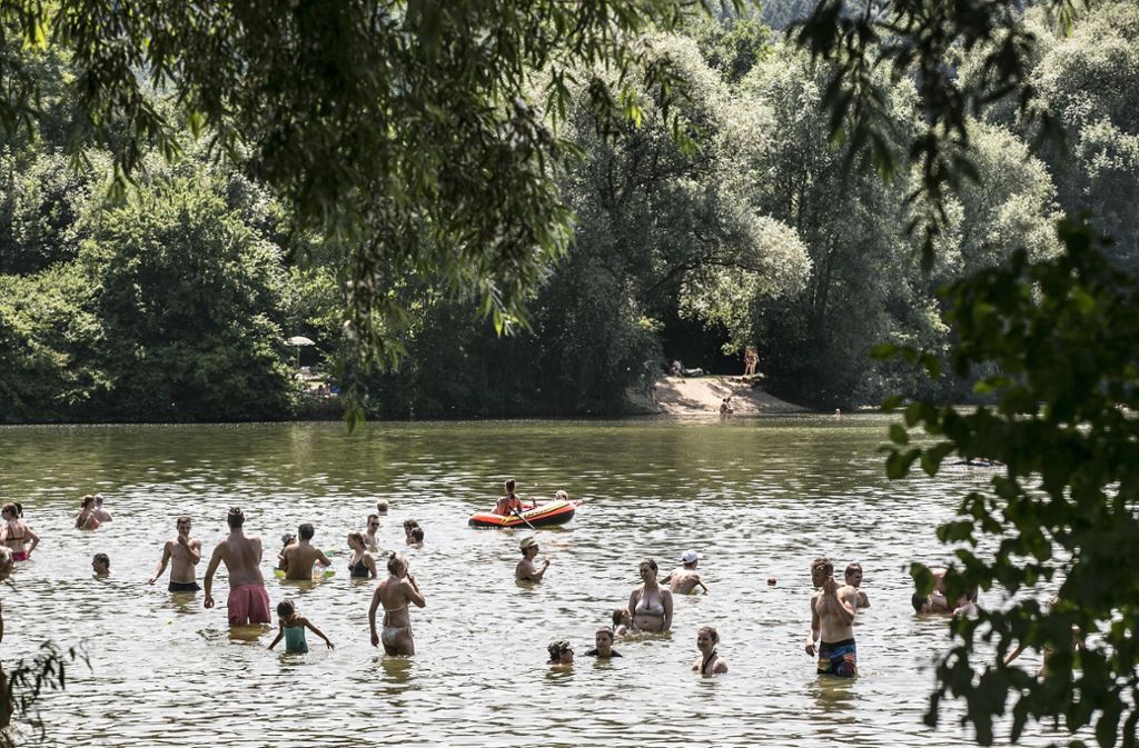 Am Aileswasensee (Kreis Esslingen) können FKK-Anhänger an der Westseite des Sees ohne Kleidung entspannen und baden.