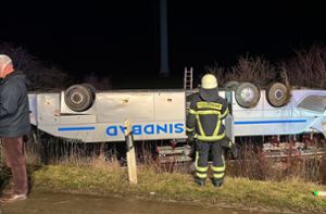 Reisebus stürzt auf Autobahn um - 35 Verletzte