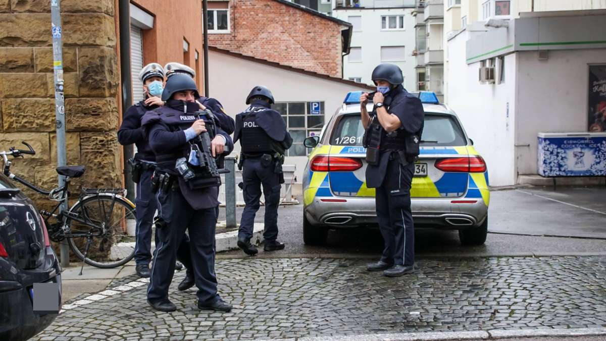 Polizeieinsatz in Stuttgart-Süd: Beamte umstellen Haus an der Immenhofer Straße