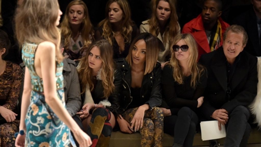  Maggie Gyllenhaal, Sam Smith, Cara Delevingne, Kate Moss und Naomi Campbell - kaum eine Fashion-Show der Fashion Week in London lockt so viele Promis in die Front Row wie die des Traditionshauses Burberry. 