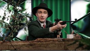 Böhmermann spielt im TV Jäger mit Gewehr - nun prüft das die Polizei