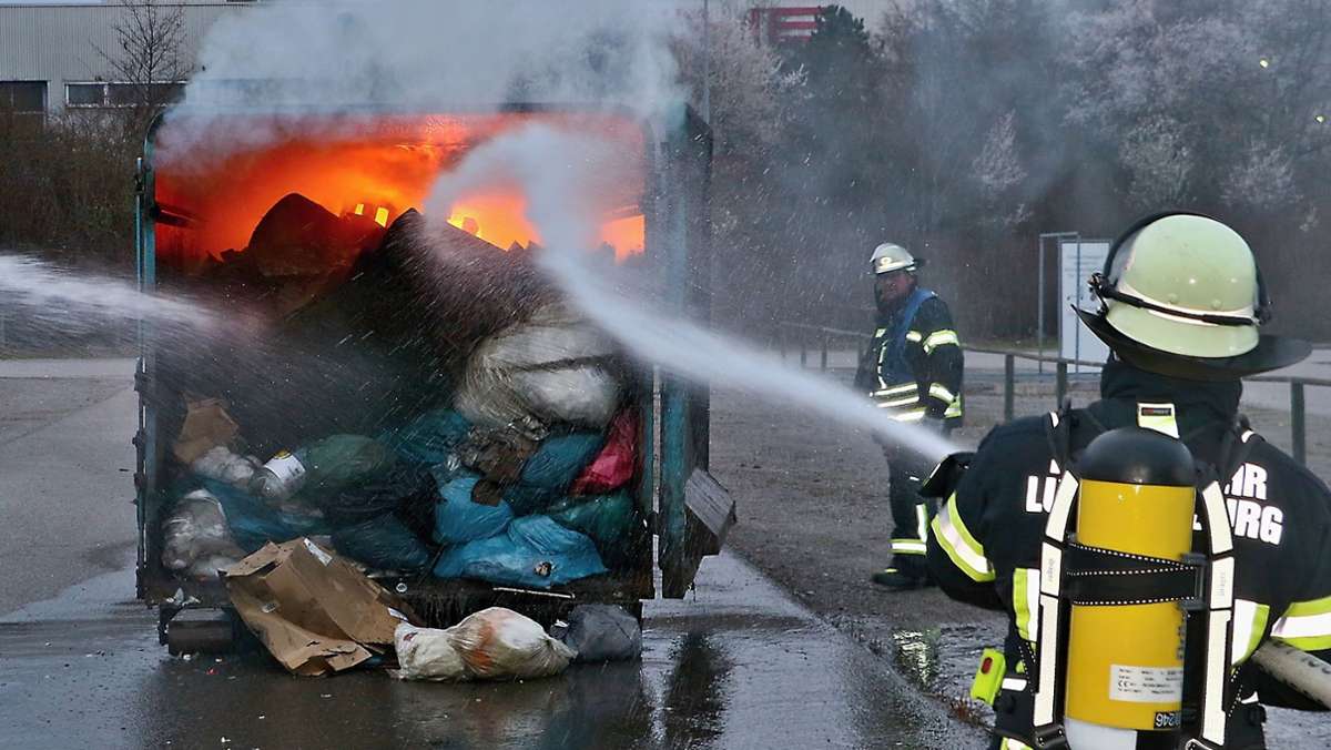 Brand beim Breuningerland in  Ludwigsburg: Müllcontainer steht in Flammen