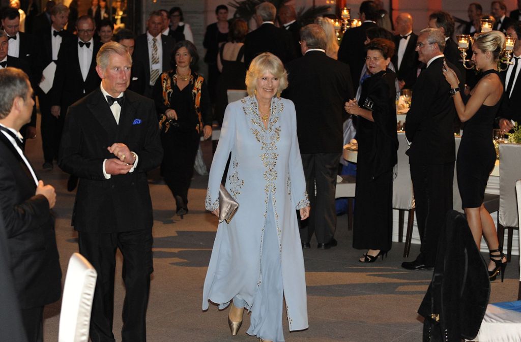 2009 war dann auch seine Frau – Herzogin Camilla – mit dabei in der Bundesrepublik. Anlässlich der Verleihung des Deutschen Nachhaltigkeitspreises kam das Paar ins Deutsche Historische Museum in Berlin.