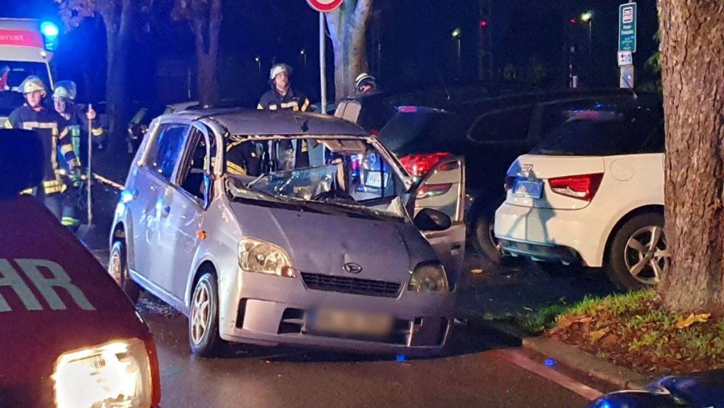Unfall in Schorndorf: Eingeklemmt und schwer verletzt: Feuerwehr rettet Fahrer aus Auto