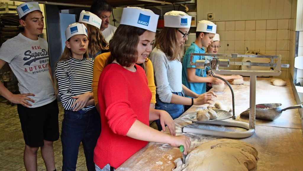 Konfirmanden in Stuttgart-Degerloch backen Brot: Auf dem Konfi-Pfünderle prangt ein Kreuz