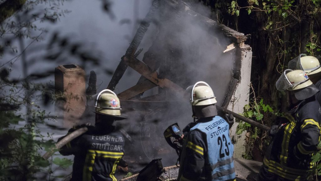  Die Feuerwehr musste am Montagabend ein Feuer an einem schwer zugänglichen Hang in Stuttgart löschen. Auch Sträucher und Bäume in der Umgebung hatten Feuer gefangen. 