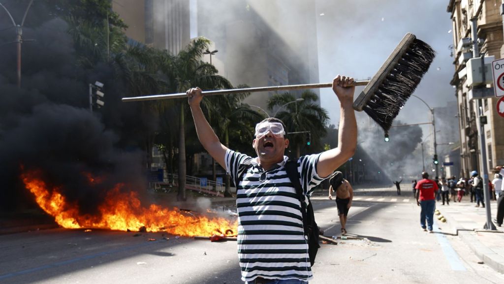 Unruhen in Brasilien: Zusammenstöße zwischen Demonstranten und Polizisten