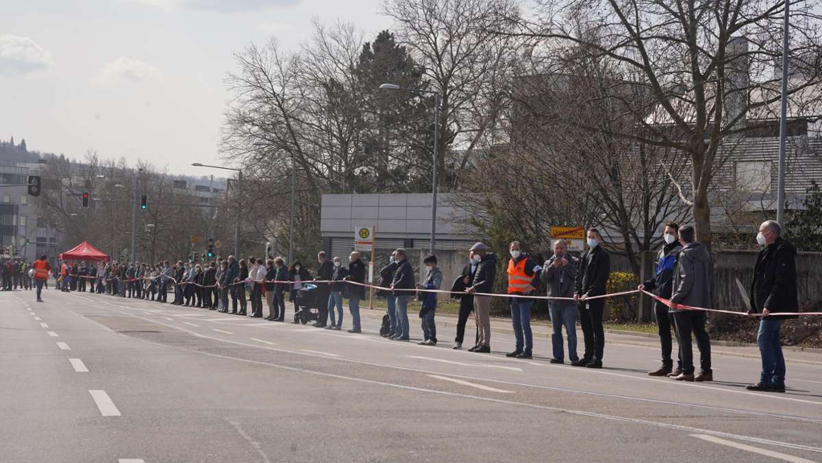 Menschenkette  in Stuttgart: Tausende Beschäftigte beteiligen sich an Metaller-Warnstreik