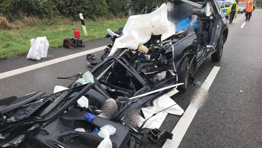 Unfall auf A6 bei Öhringen: 27-jähriger Autofahrer kracht in Lkw und stirbt