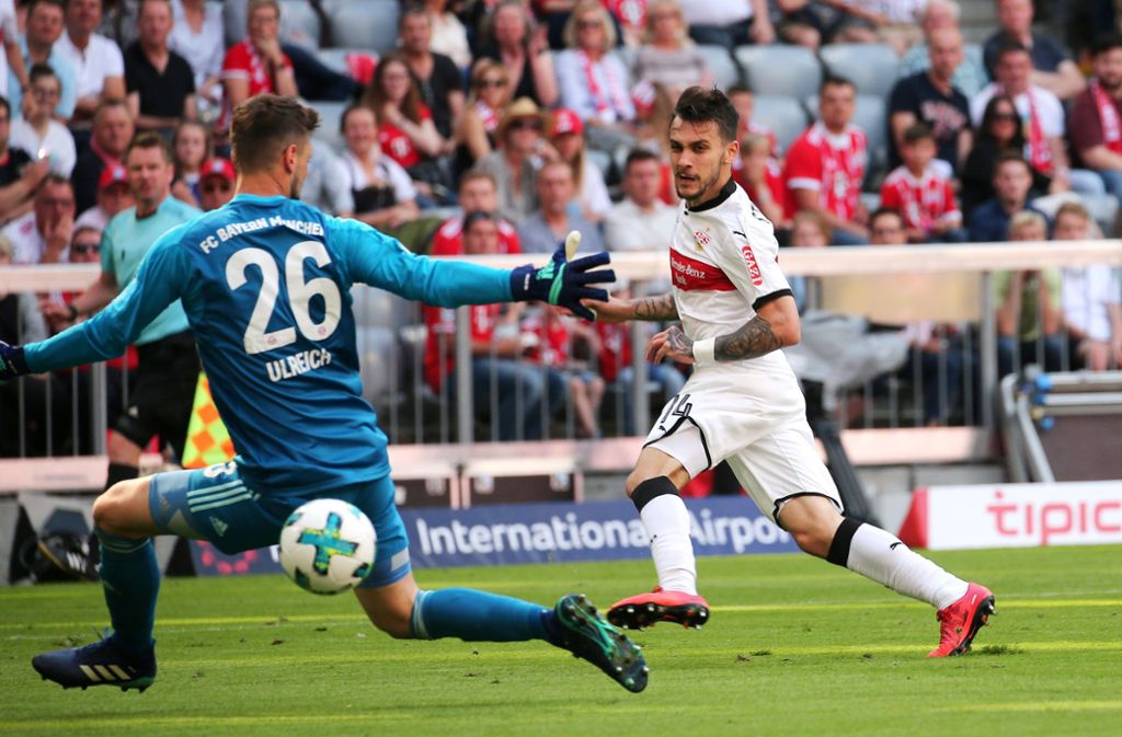 Anastasios Donis überwindet den Bayern-Schlussmann Sven Ulrich zur 2:1-Führung für den VfB Stuttgart.