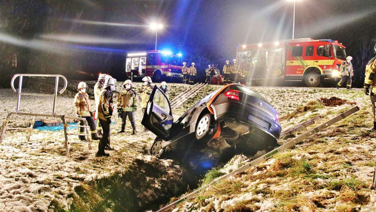 Unfall bei Allmersbach im Tal: Bei Eisglätte Kontrolle verloren und berauscht im Graben gelandet