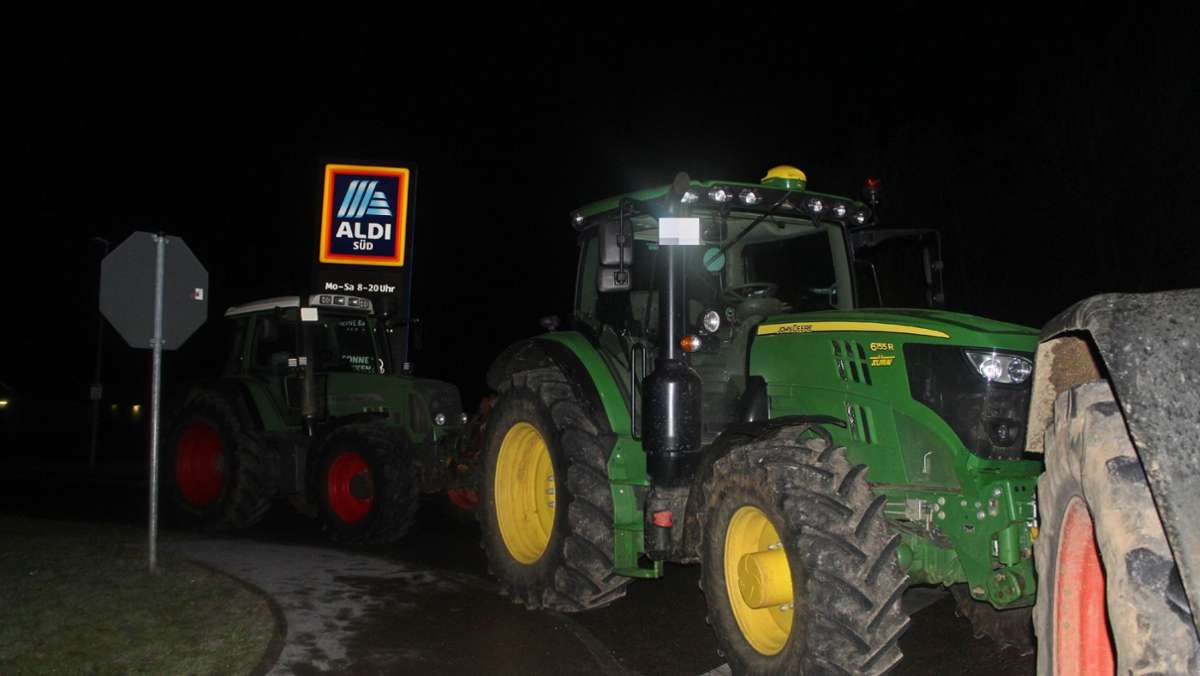 Demonstration mit Traktoren: 40 Landwirte blockieren Aldi-Lager in Aichtal