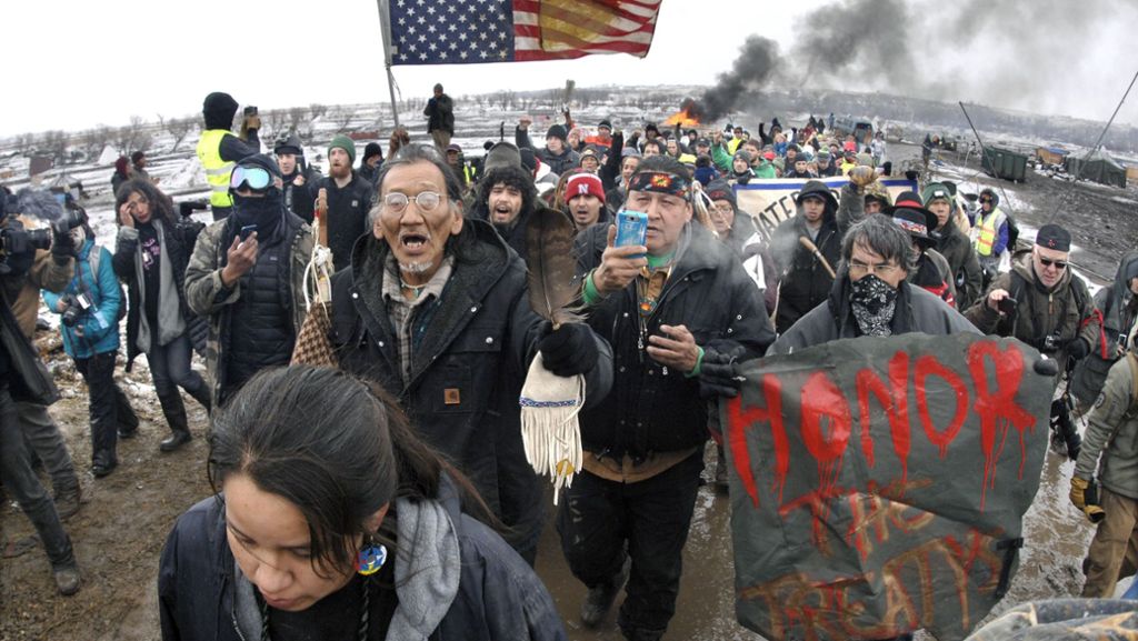  Das Protestlager gegen den Bau der umstrittenen Dakota-Access-Pipeline im Norden der USA wird nach fast einem Jahr geräumt. Umweltschützer und Indianer verlassen das Lager. 