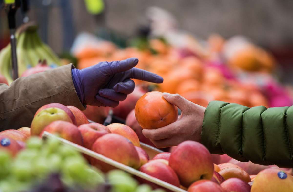 Wo in Möhringen soll frisches Obst und Gemüse verkauft werden: auf dem Oberdorfplatz oder im Spitalhof? Um diese Frage ging es 2021 im Stadtbezirk. Foto: picture alliance / Andreas Arnol