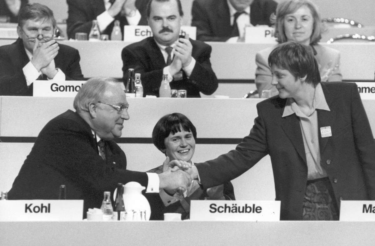 Zu den ersten Gratulanten zählt ihr Förderer Helmut Kohl. Der Einsatz des Kanzlers bringt Merkel den Beinamen „Kohls Mädchen“ ein. 1994 erhält sie das Ministerium für Umwelt, Naturschutz und Reaktorsicherheit.
