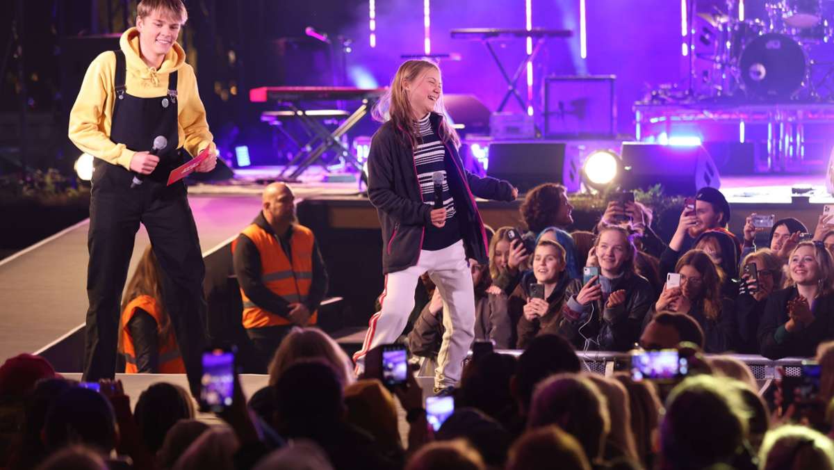 Das kommt unerwartet für die Besucher eines Konzerts in Stockholm zugunsten des Klimaschutzes: Klimaaktivistin Greta Thunberg überrascht mit einer Gesangseinlage. 