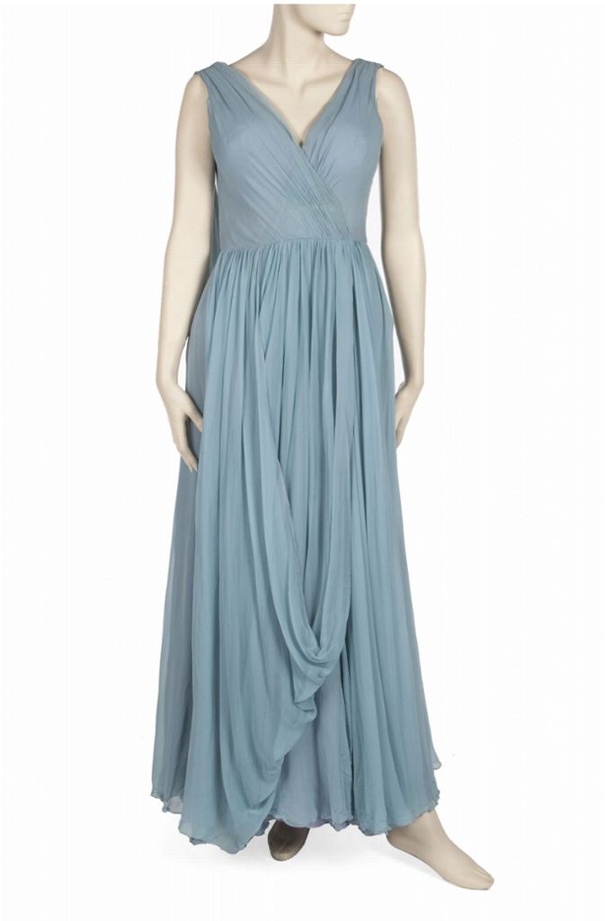 Diese hellblaue Chiffon-Robe, die Elizabeth Taylor 1974 bei der Oscar-Verleihung trug, soll im Dezember versteigert werden. Ein echtes Vintage-Stück, zeitlos, edel, schön. Wer bietet mehr?