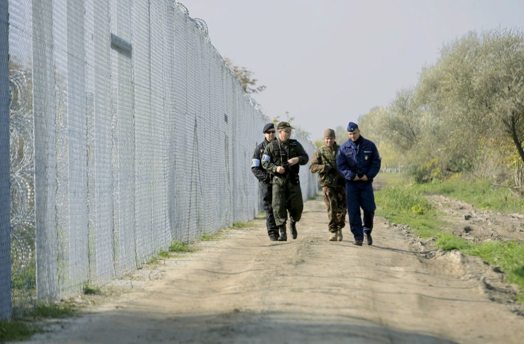 Ein multinationale Truppe an der Grenze zwischen Ungarn und Serbien. Foto: MTI