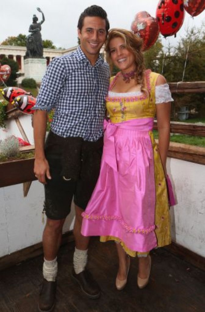 Karla Salcedo und ihr Ehemann Claudia Pizarro (Bayern München) auf dem Oktoberfest.