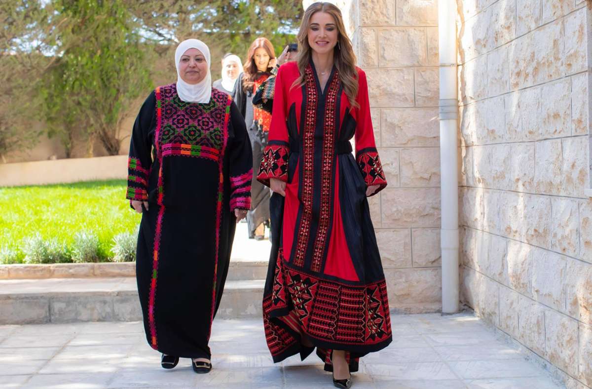 2019: Rania trägt auch traditionell Angehauchtes – Kopftuch allerdings nie.
