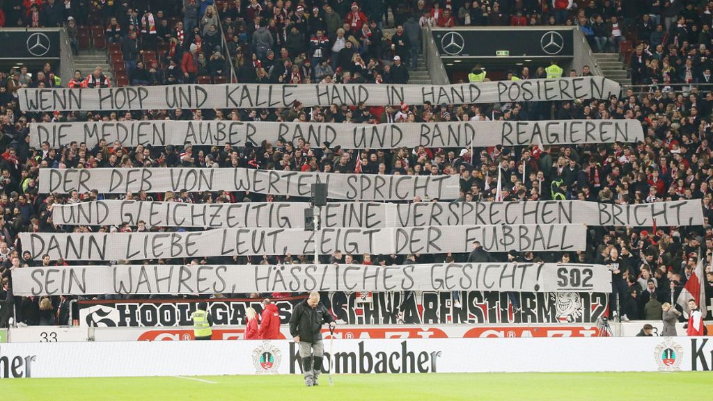 VfB Stuttgart gegen Arminia Bielefeld: Spruchbänder im Block – VfB-Fans kritisieren DFB