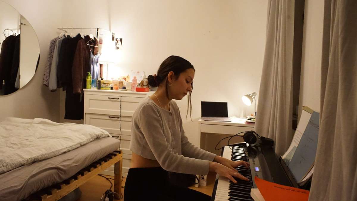 Saki übt meistens an der Hochschule – dort kann sie am Flügel spielen. Aber manchmal muss das E-Piano in ihrem WG-Zimmer reichen.