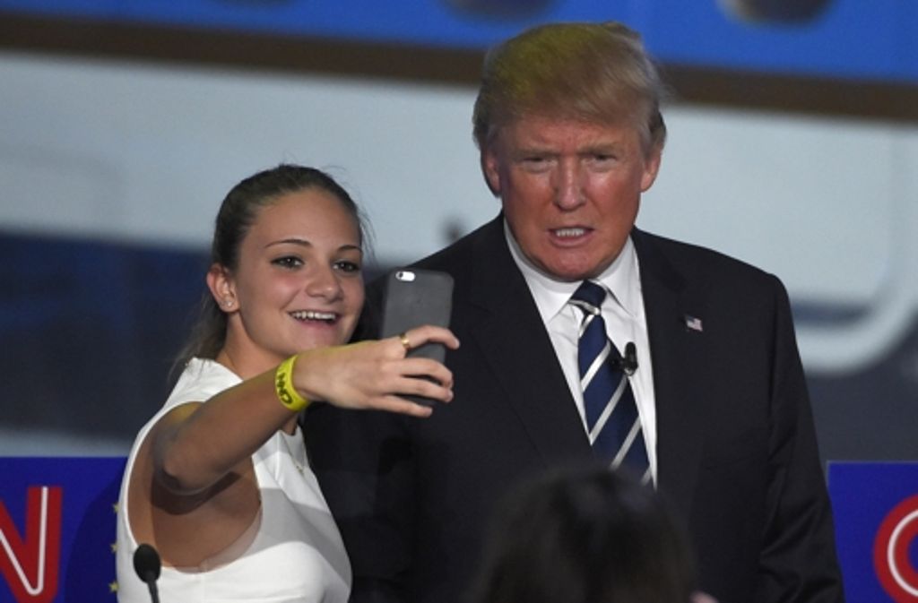 Zeit für Selfies war natürlich auch noch: Donald Trump mit einem Fan.