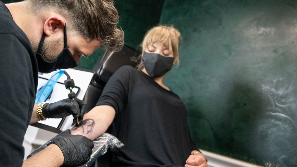  Nach wochenlanger Pause öffnen Tattoostudios wieder – zumindest in 13 Bundesländern. Möglicherweise werden dort bald Corona-Tattoos gestochen. 