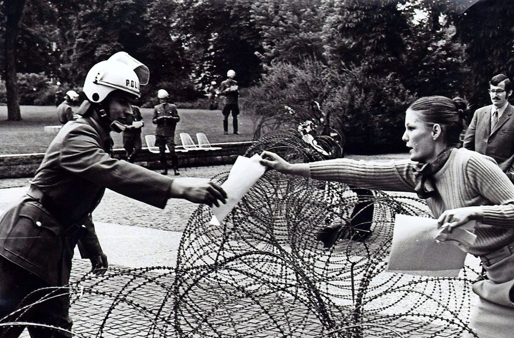 Demonstrantin und Polizist 1969 vor dem Landtag