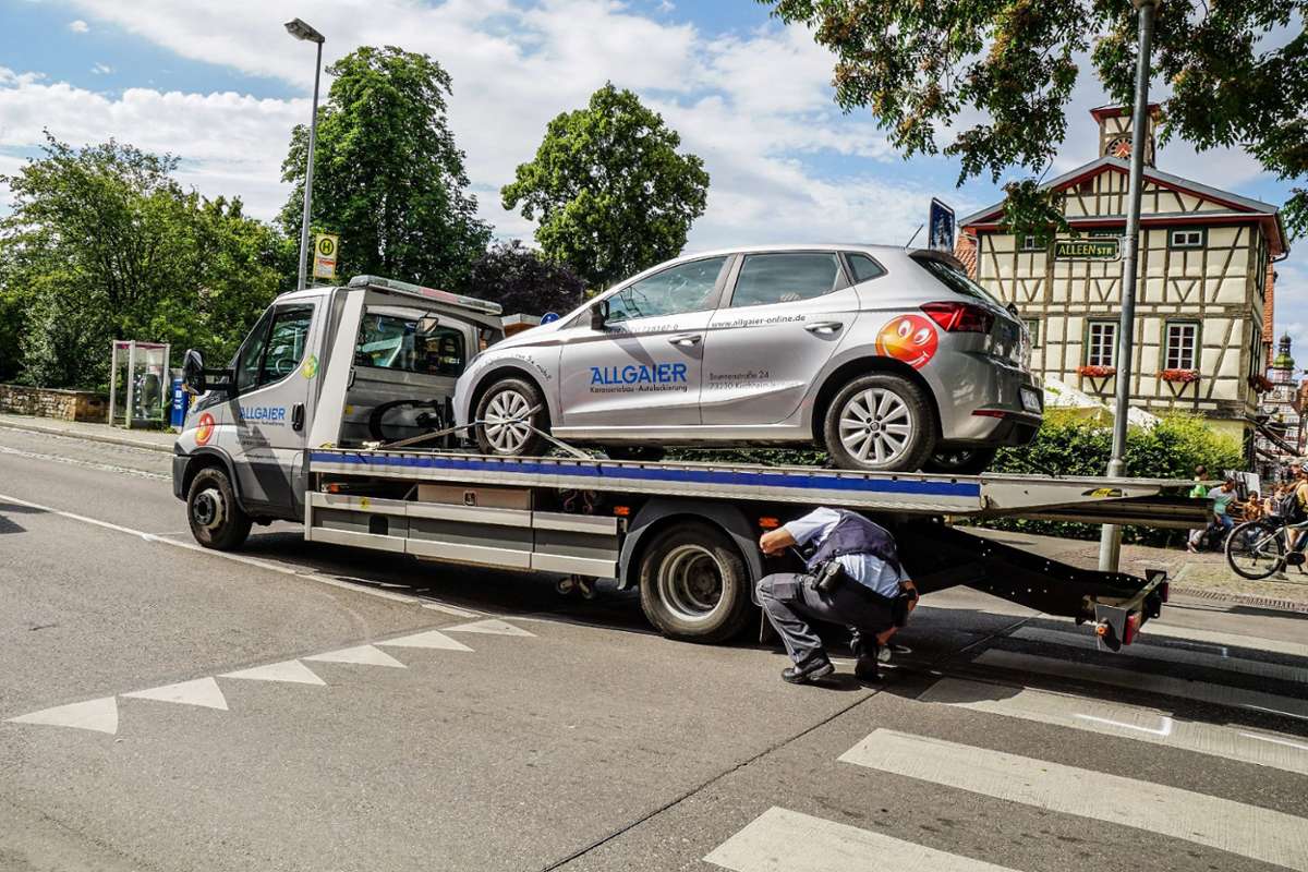 Auf einem Zebrastreifen in Kirchheim hat ein Abschleppwagen die Kinder angefahren.