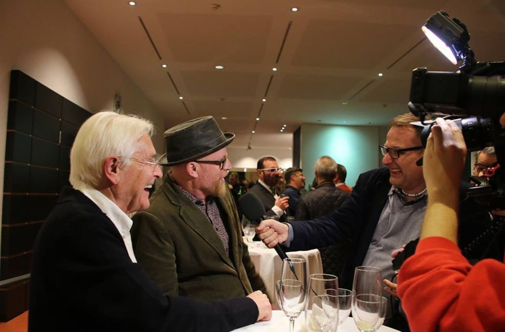 Volker Lang (links) und Heiko Volz alias Pferdle und Äffle werden bei der Feier interviewt.