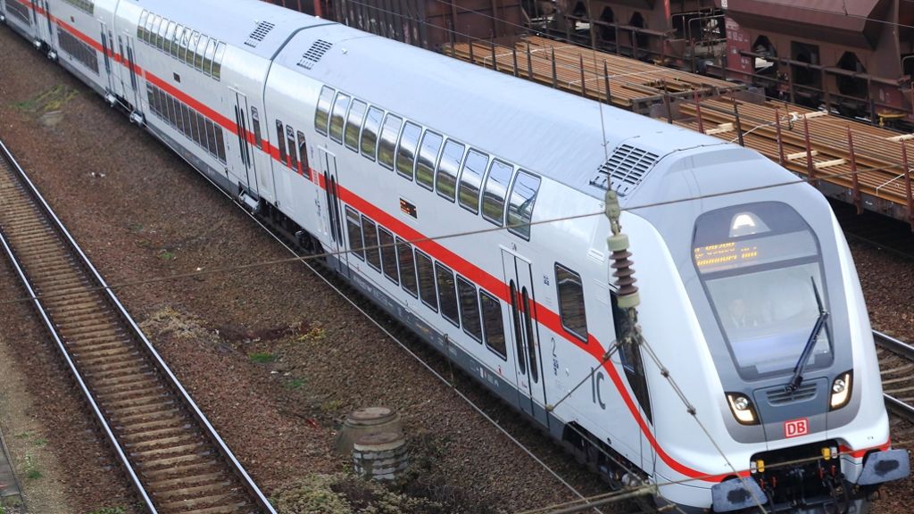  Eine Kollision eines Zuges mit einem Vogel hat zwischen Hannover und Berlin dazu geführt, dass Hunderte Fahrgäste evakuiert werden mussten. 