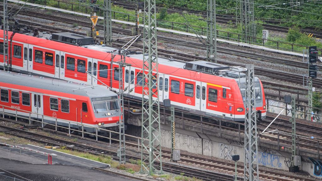 Stuttgart: Sitzplätze in S-Bahn mit Nähnadeln präpariert