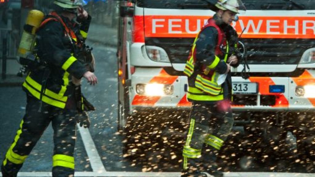  In einer Weilimdorfer Tiefgarage brennt ein Auto. Die Feuerwehr muss das dazugehörige Gebäude am Löwenmarkt räumen. Weitere Meldungen der Polizei aus Stuttgart. 