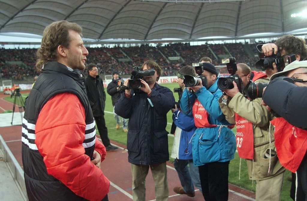 Wolfgang Rolff löste 1998 Winfried Schäfer als VfB-Trainer ab und bestritt drei Spiele als Interimscoach. Zwischen 1982 und 1986 bestritt Rolff 129 Bundesligaspiele für den HSV. Zuletzt war er an der Seite von Felix Magath in China tätig.