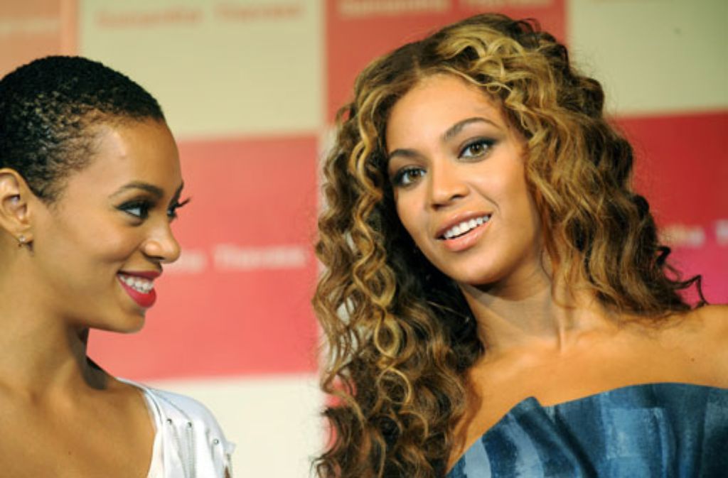 Soulsisters: Beyoncé Knowles gilt als eine der Topverdienerinnen der Musikbranche, ihre knapp fünf Jahre jüngere Schwester Solange (links) will in ihre Fußstapfen treten. Gemein ist ihnen ihre Geschäftssinn: Die Schwestern entwarfen bereits ihre eigene Taschenkollektion.