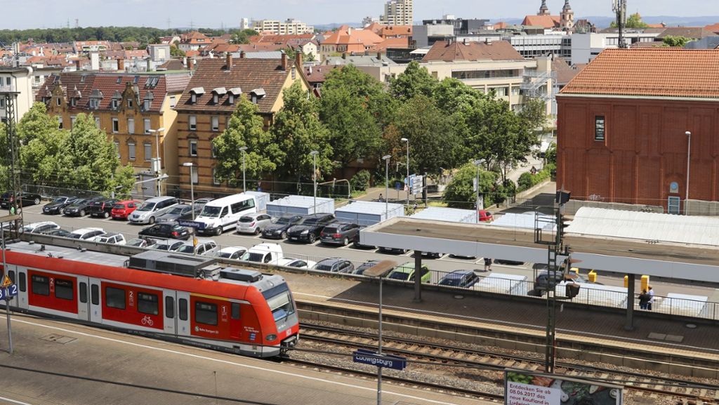 Bahnhof Ludwigsburg: Frau läuft neben Gleisen her und löst Schnellbremsung aus