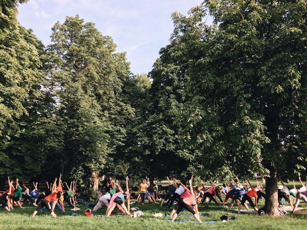 ...fährt der Bus zur Universität Stadtmitte. Dort findet noch bis 30. September "Sport im Park" statt, eine kostenlose Möglichkeit Yoga im Freien zu praktizieren.