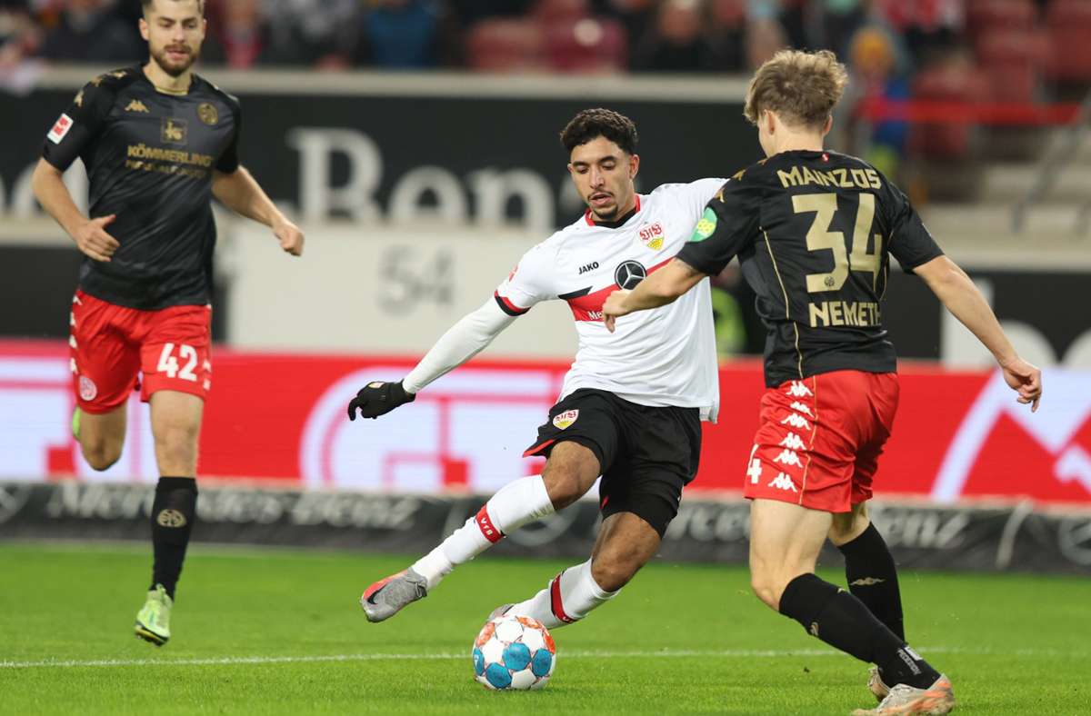 Omar Marmoush hat die erste Chance für den VfB. Er scheitert am Mainzer Keeper Robin Zentner.