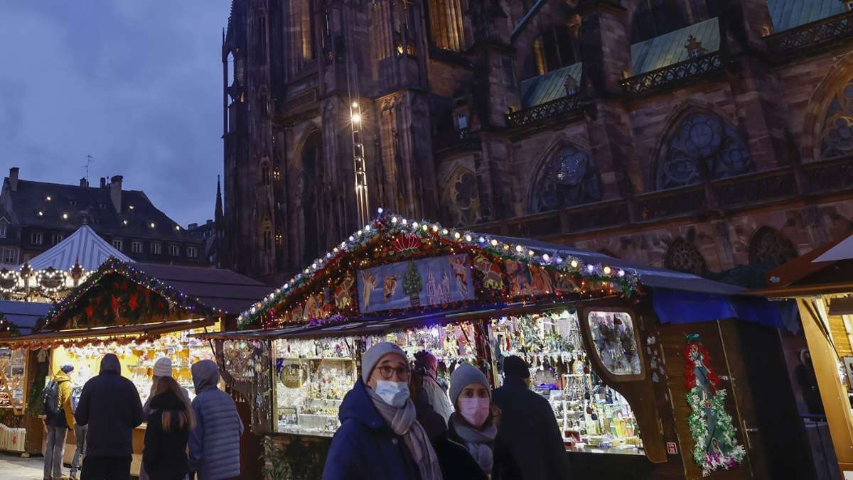  Angesichts steigender Corona-Infektionszahlen haben die Behörden im Elsass für den Straßburger Weihnachtsmarkt strikte Auflagen erlassen. 