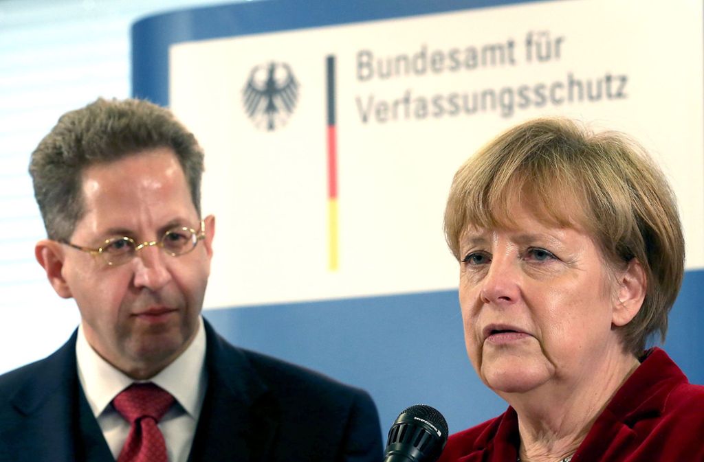 Kanzlerin Angela Merkel (rechts) will mit Horst Seehofer und Andrea Nahles neu über die Zukunft von Hans-Georg-Maaßen (links) verhandeln. Foto: dpa