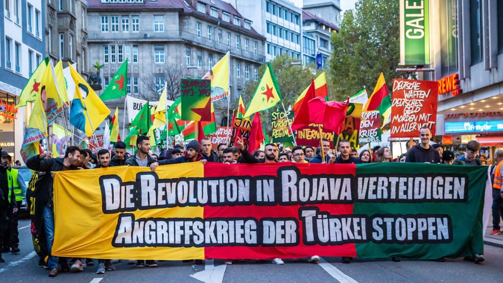  Friedlich haben mehrere Hundert Menschen am Samstag in Stuttgart gegen die militärische Offensive der Türkei in Nordsyrien demonstriert. Die Polizei hat nur einen Zwischenfall gemeldet. 
