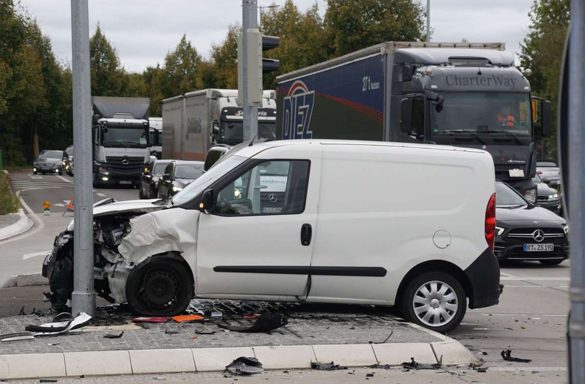 Durch den Unfall wurde der Opel nach rechts abgewiesen und prallte noch gegen einen Lichtmast.