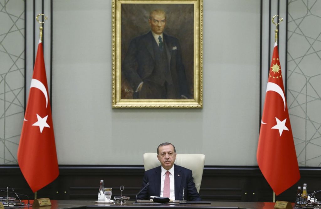 Recep Tayyip Erdogan hat zu einem weiteren Schlag gegen seine Kritiker ausgeholt: Per Dekret ordnete er die Schließung von 131 Medien-Organisationen an. Foto: AP/Presidency Press Service